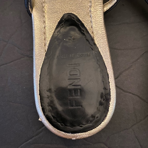 Fendi sandals in gold and black - Picture 3 of 13